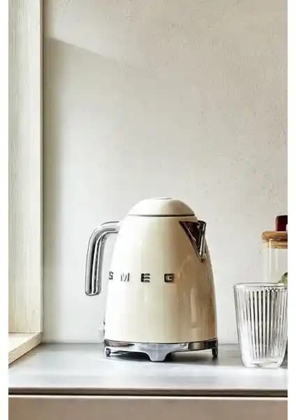 Smeg 50 Style Retro Krem Kettle 1,7 Litre Paslanmaz Çelik Tasarımı ve Güvenlik Özellikleriyle Öne Çıkıyor