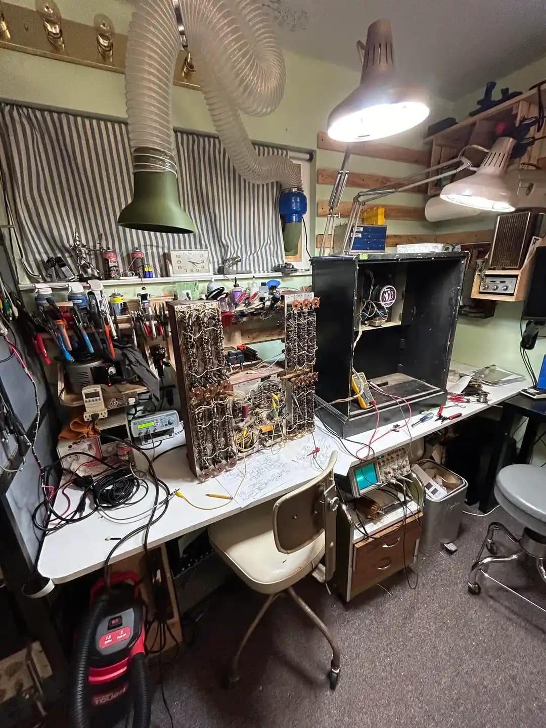 Elektronik Atölyelerinde Çalışma Alanı Düzenleme, Ekipman Seçimi ve Havalandırma Yöntemleri