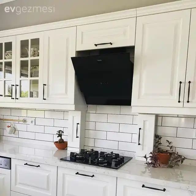 Mikrodalga Fırın Yerine Davlumbaz Montajı: Tasarım, Uygulama ve Estetik Çözümler