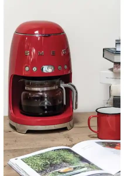 Smeg DCF02RDEU 50'ler Retro Kırmızı Filtre Kahve Makinesi: Tasarım ve Özellikler