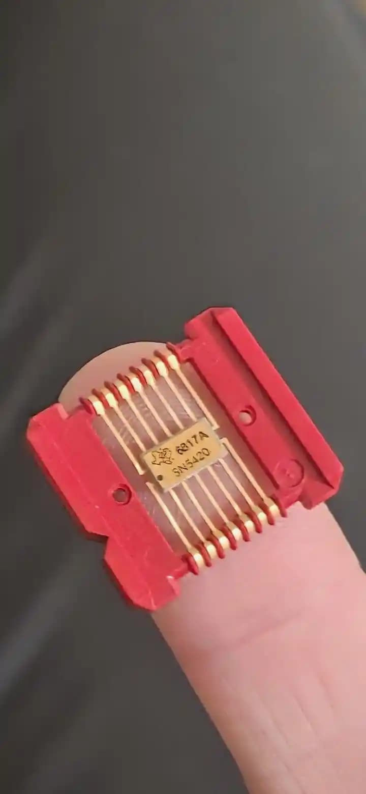 1968 TI Flat Pack Çift 4 Girişli NAND Entegresi ve Mikroelektronik Tarihindeki Yeri