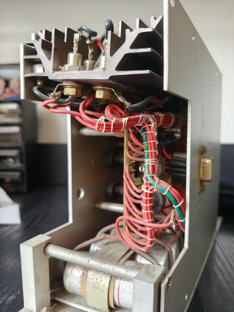 1979 Polonya Yapımı 12V Güç Kaynağı: Eski Teknolojinin Dayanıklılığı ve Modern Karşılaştırmalar