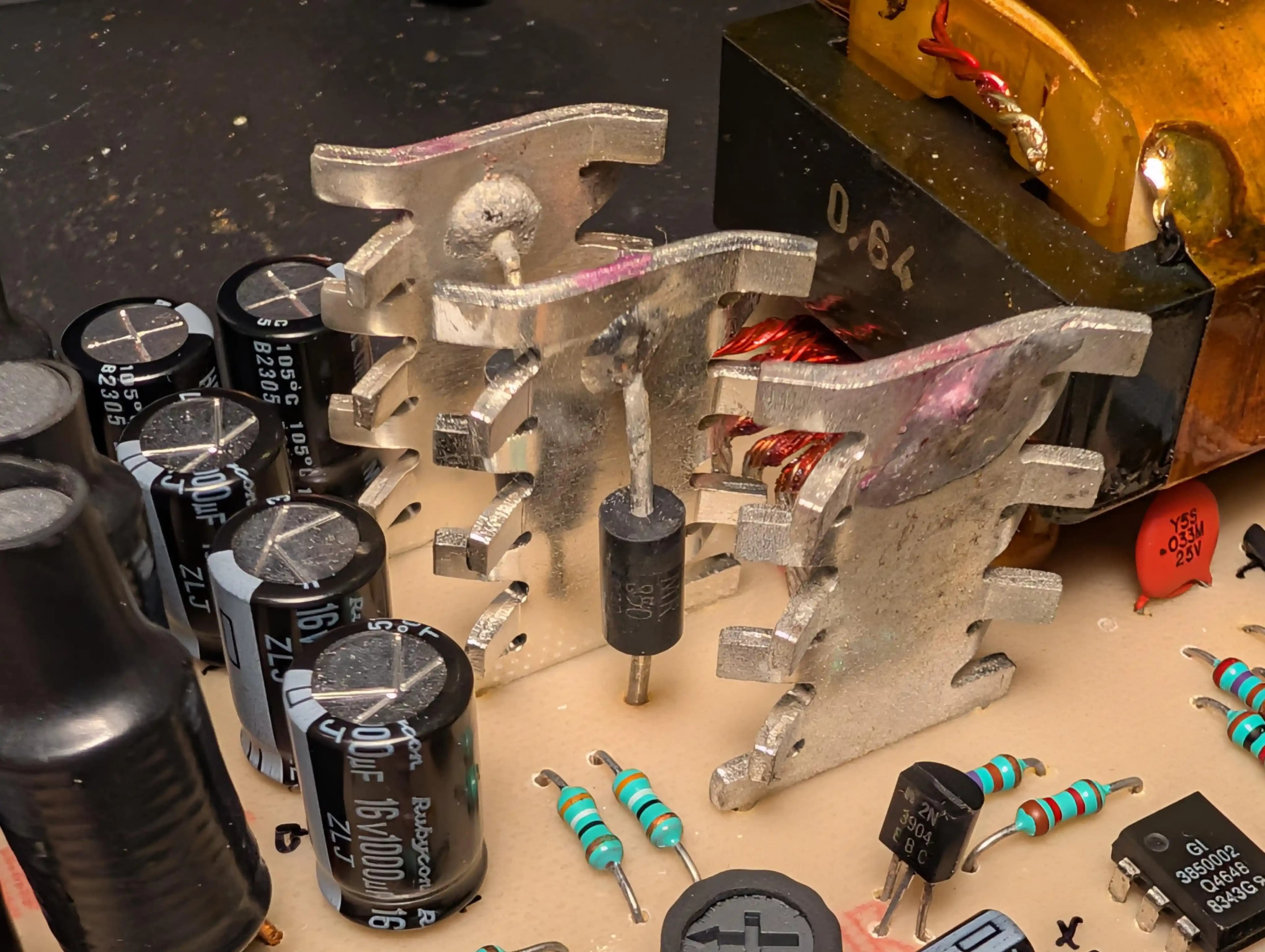 Apple IIe Güç Kaynağında Alışılmadık Diyot Soğutma Yöntemi ve Isı Yönetimi İncelemesi