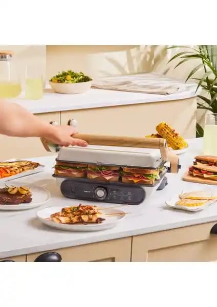 Karaca Gastro Grill Glass Premium ve Korkmaz Tostella PembeGri Karşılaştırması