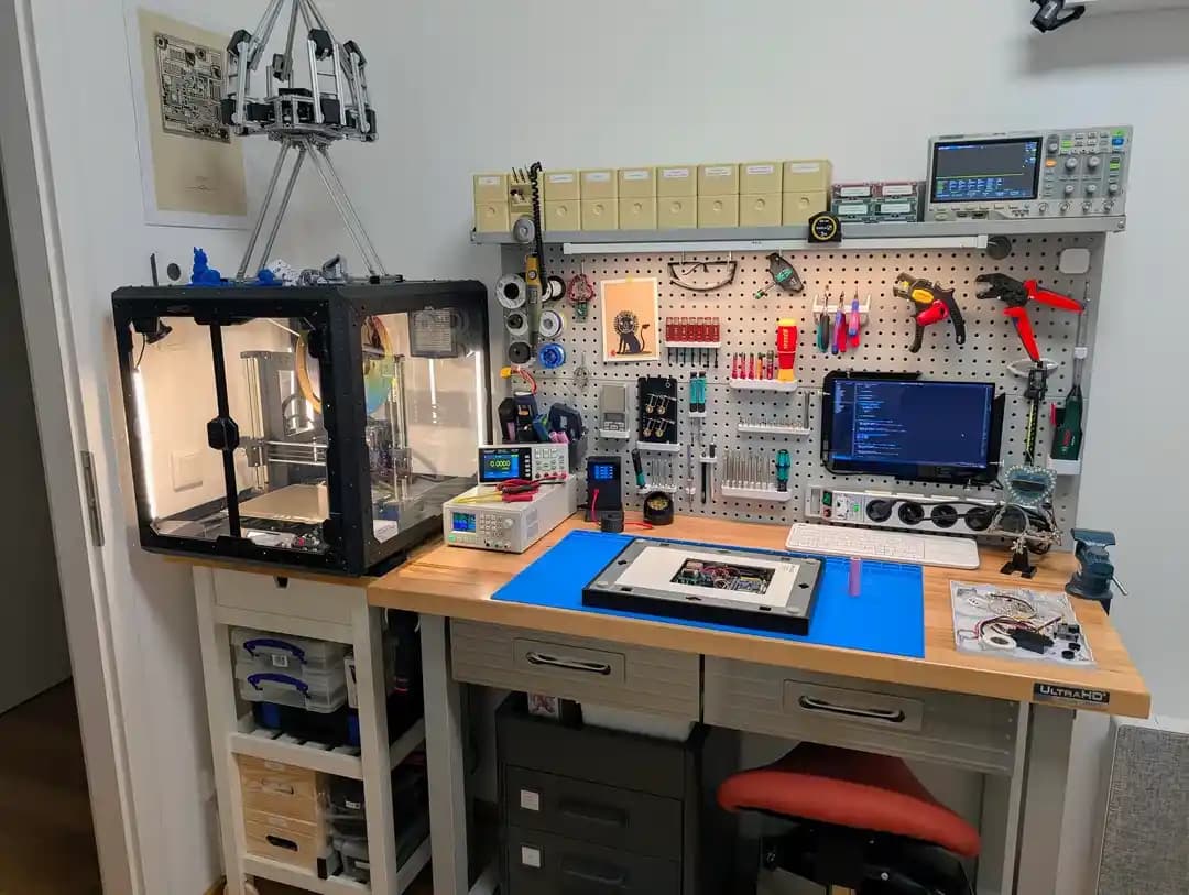 Elektronik ve Mekanik Projeler İçin İşlevsel ve Verimli Çalışma Tezgahı Tasarımı