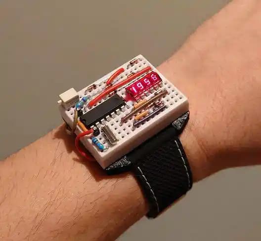 Breadboard Üzerinde Tasarlanan Modüler Bilek Saati: Teknik ve Tasarım İncelemesi