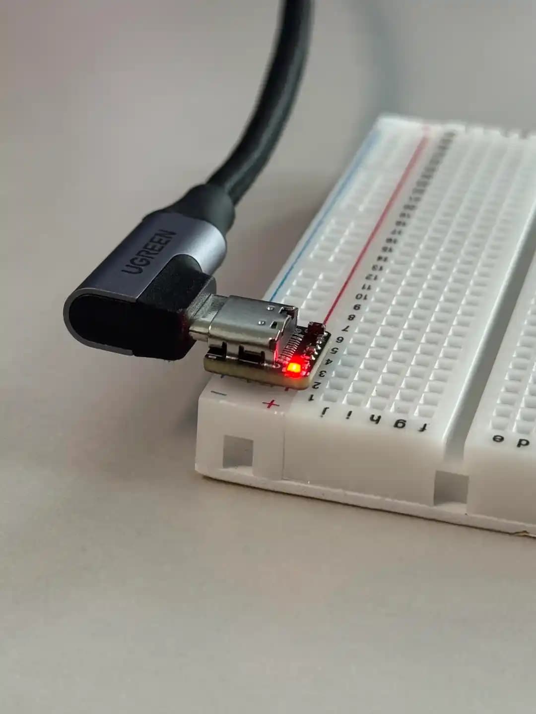 BrødBoost-Mini: USB 5V Gücünü Breadboard'a Taşıyan Kompakt Breakout Kartı İncelemesi