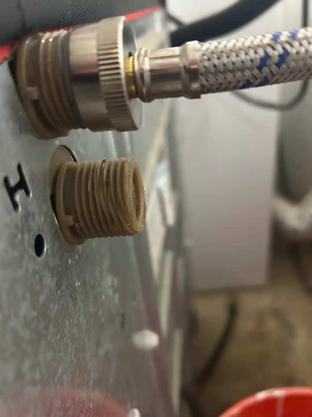 Çamaşır Makinesi Sıcak Su Giriş Valfi Çapraz Dişlenme Hasarı ve Onarımı Yöntemleri