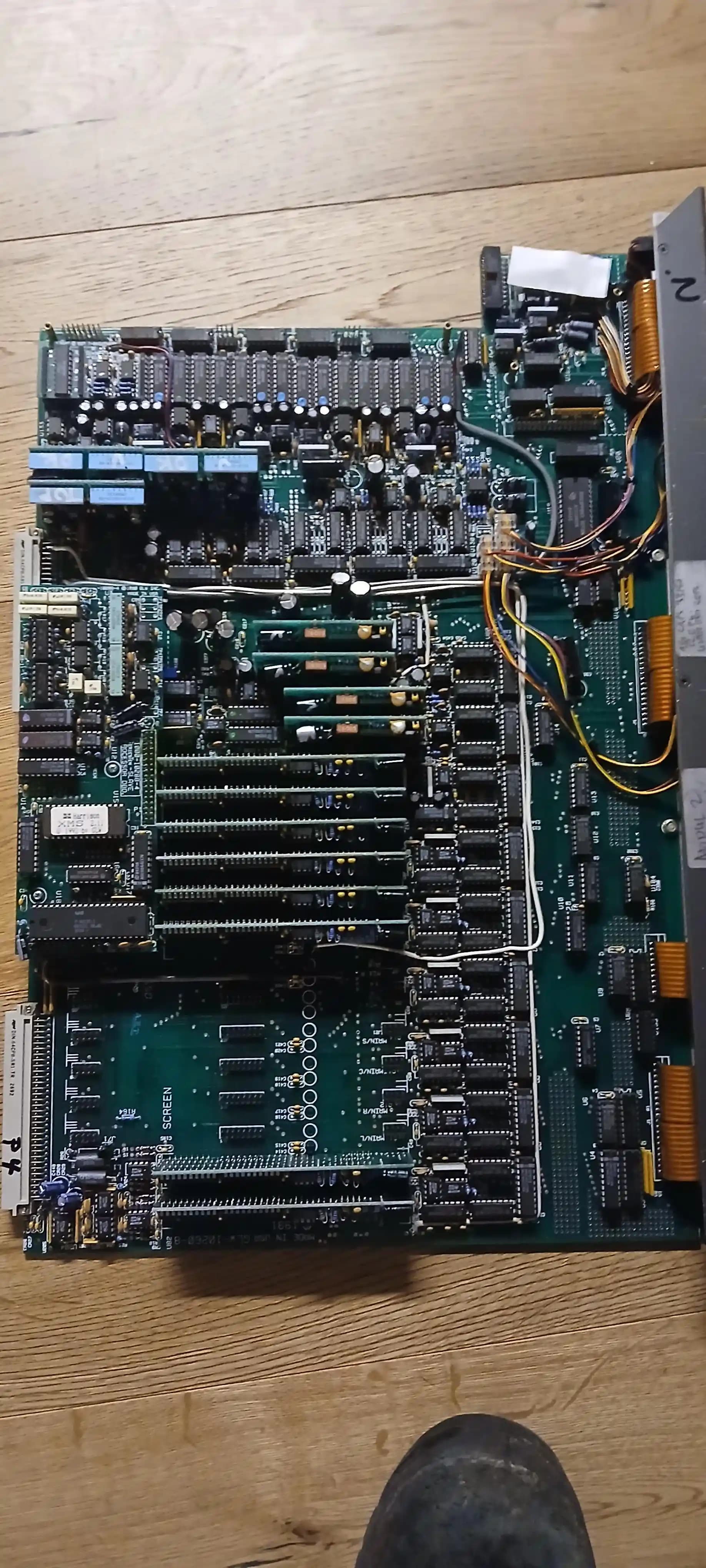 Harrison Series Ten B Analog Ses Mikseri: Analog Elektroniğin Karmaşıklığı ve Dijital Kontrol Entegrasyonu