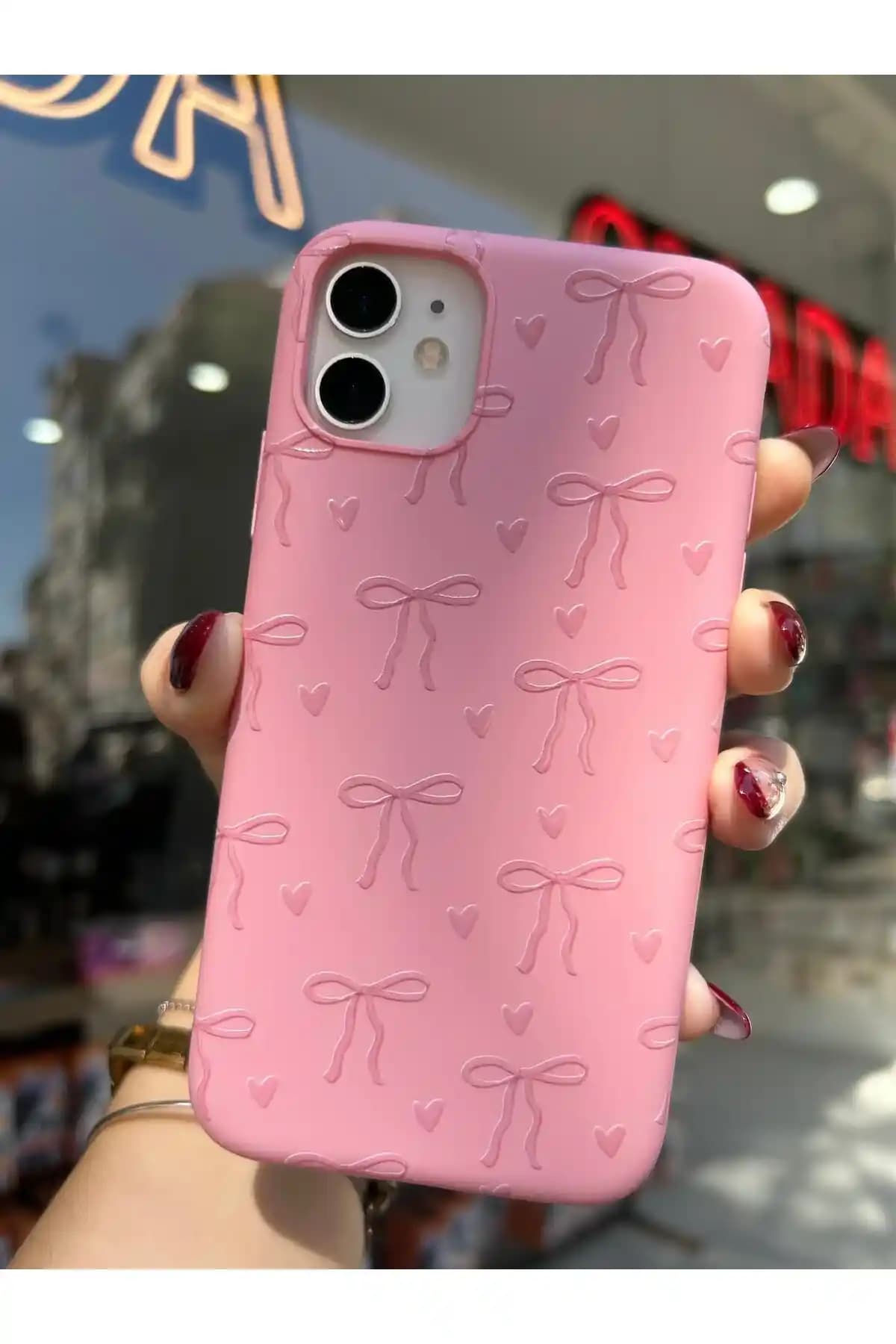 iPhone 11 için Silikon Kılıf ve Dekoratif Detaylar ile Koruma ve Estetik Birlikte