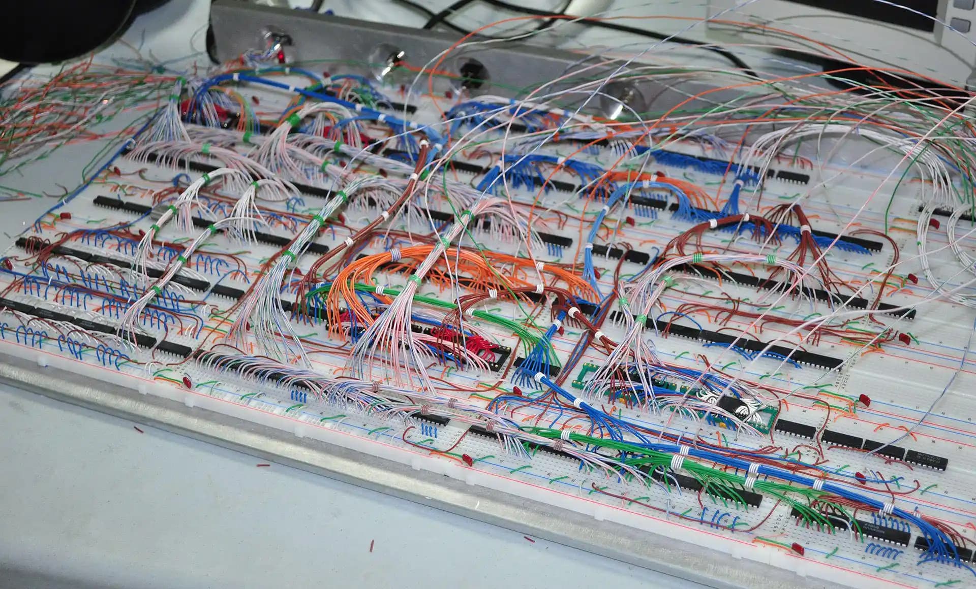 Breadboard Üzerinde Modüler Müzik Synthesizer Tasarımı ve Prototipleme Yöntemleri