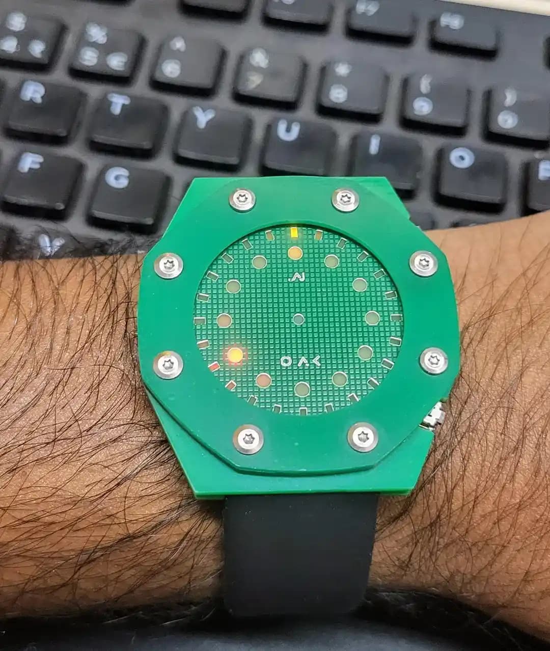 Dijital Saat Tasarımında Yenilikler, Teknik Detaylar ve Estetik Eleştiriler