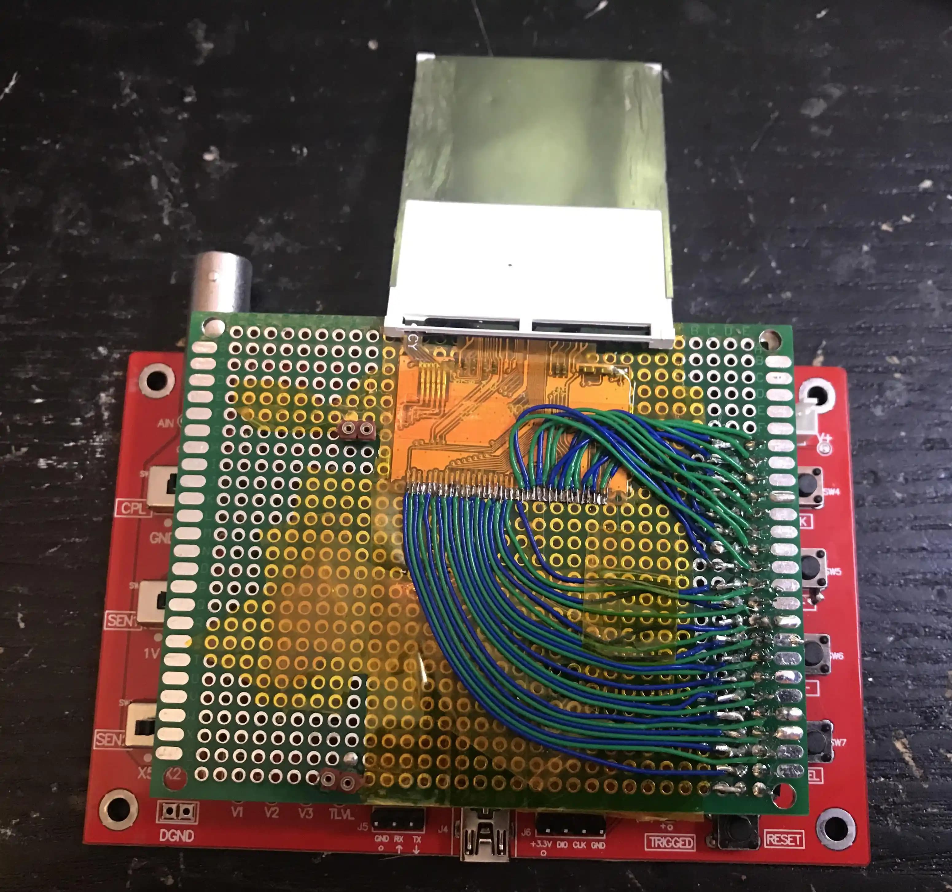 LCD Ekranların 90° Döndürülmesi ve Veri Hatlarının Yeniden Kablolanması Teknik Analizi