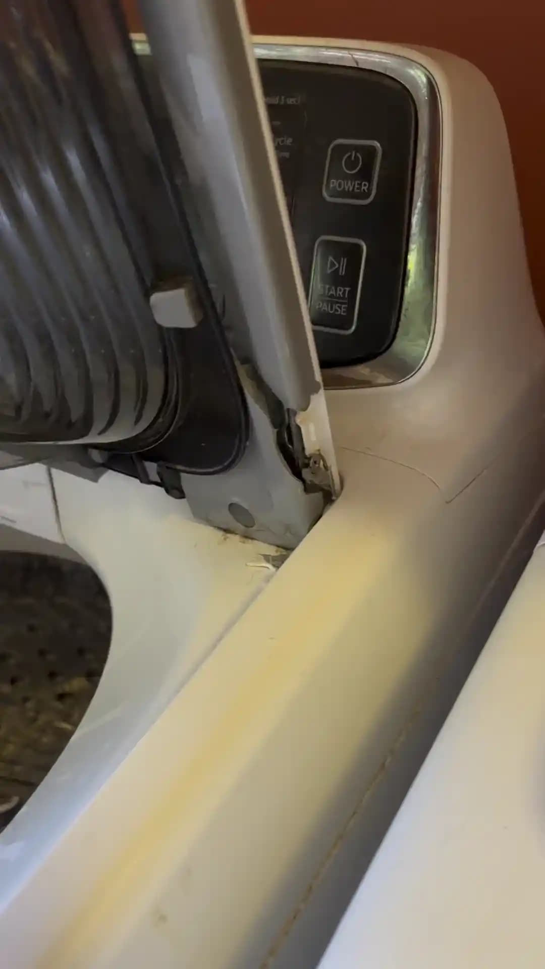 Samsung WA52M7750AW/A4 Çamaşır Makinesi Kapağı Menteşe Kırılma Sorunları ve Dayanıklılık İncelemesi