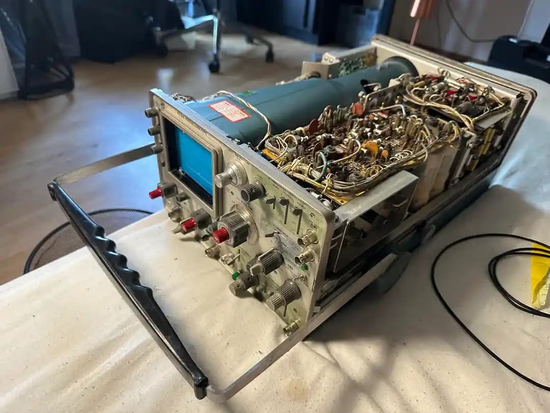 Tektronix 453A Analog Osiloskopunun İç Yapısı ve Teknik Özellikleri Üzerine Detaylı İnceleme