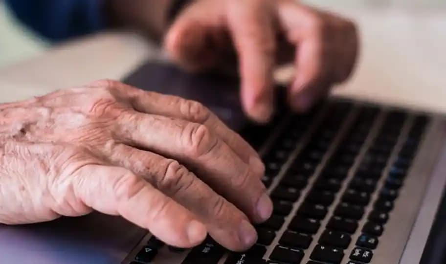 Yaşlılar İçin Kullanımı Kolay Tablet ve Chromebook Seçenekleri ve Özellikleri