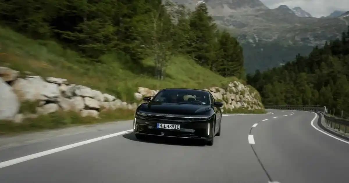 Lucid Air Grand Touring Tek Şarjla 1.205 Km Menzil Rekoru Kırdı ve Elektrikli Araç Teknolojisini Gösterdi