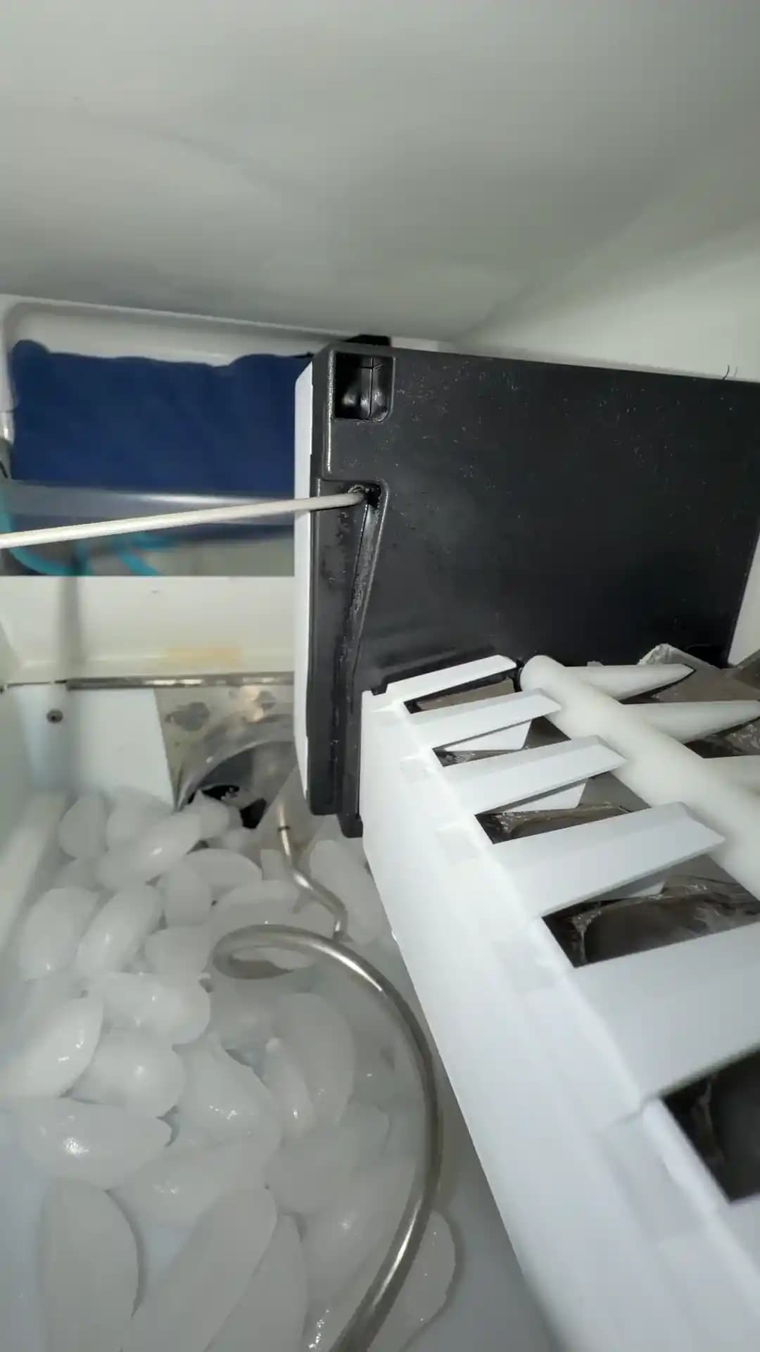 Buz Makinesi Kapıdan Buz Çıkarmama Sorunu: Nedenleri ve Teknik Çözümler