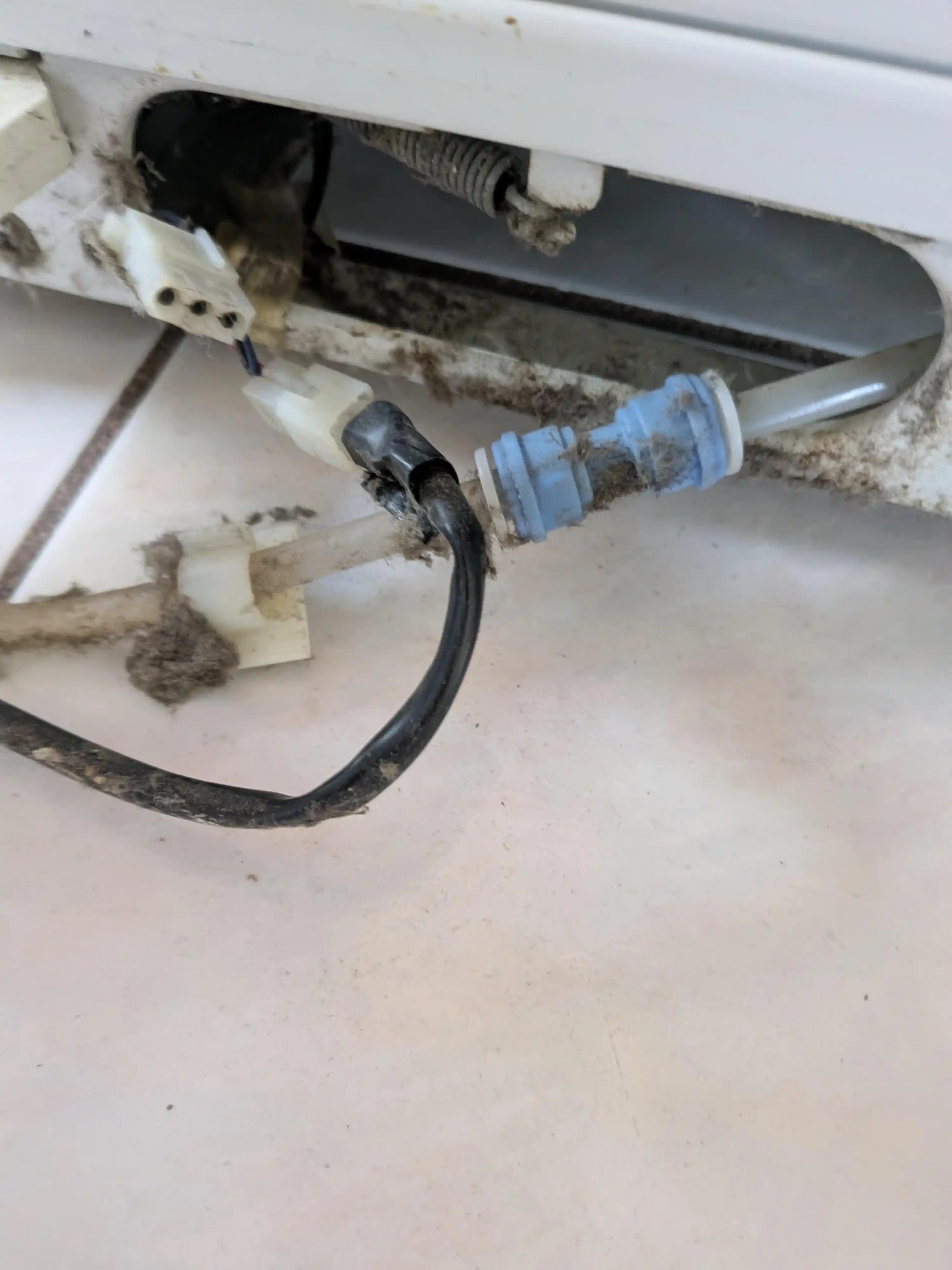 GE Yan Yana Buzdolabında Sol Dondurucu Kapısındaki Üçüncü Kablonun İşlevi ve Önemi