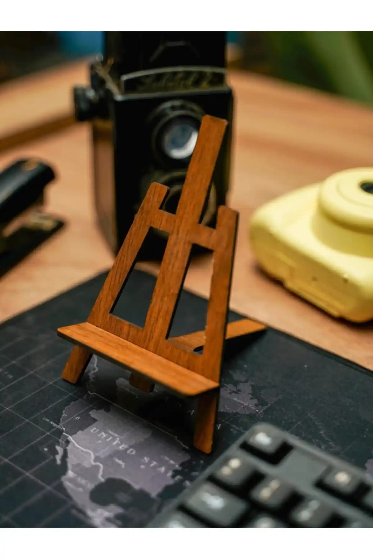 Genel Markalar Çok Amaçlı Ahşap Telefon Tutucu Akrobat Kahverengi - Dayanıklı ve Estetik