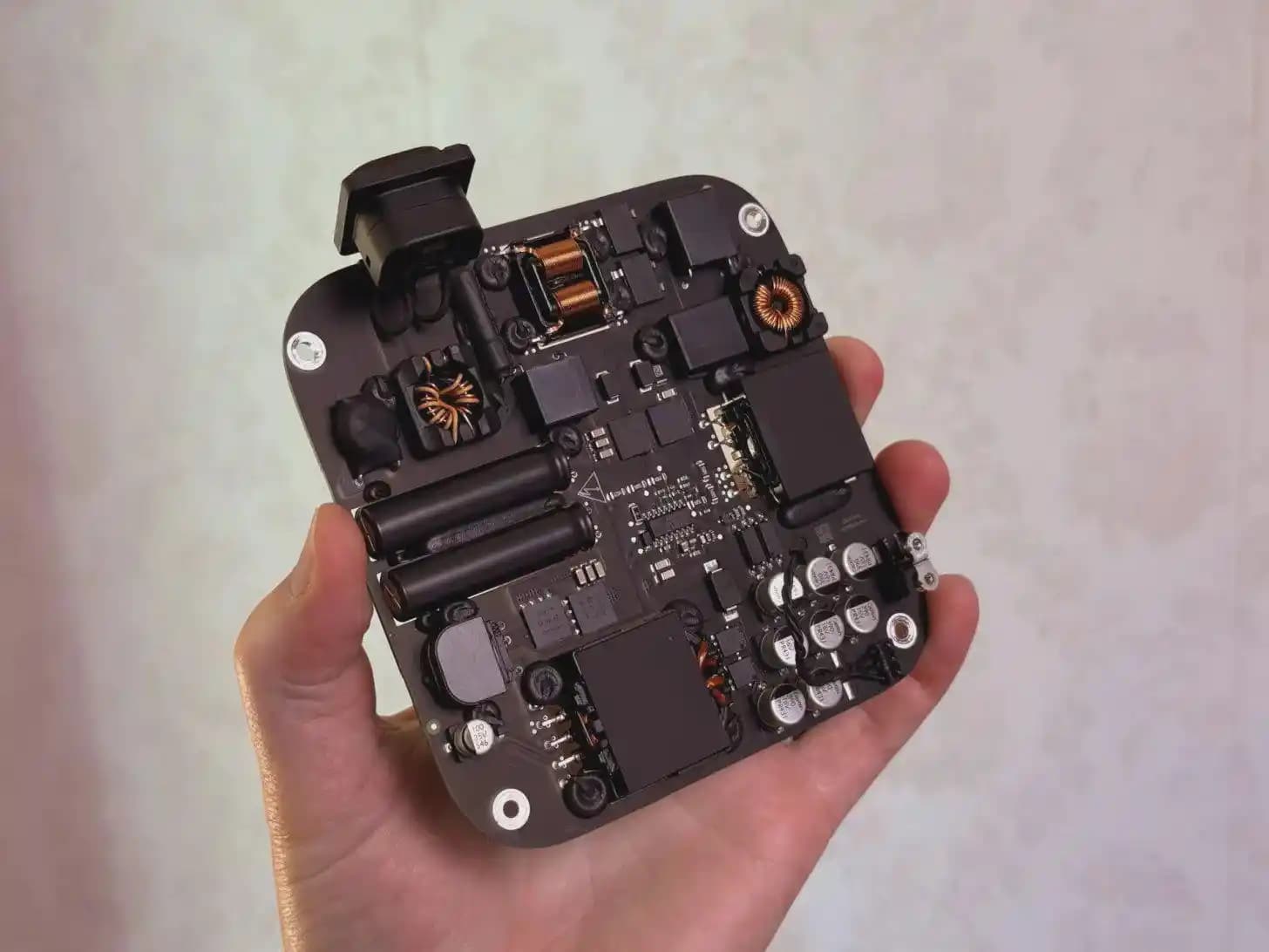 Mac Mini Güç Kaynağı Tasarımı: Teknik Detaylar ve Estetik Yaklaşımlar