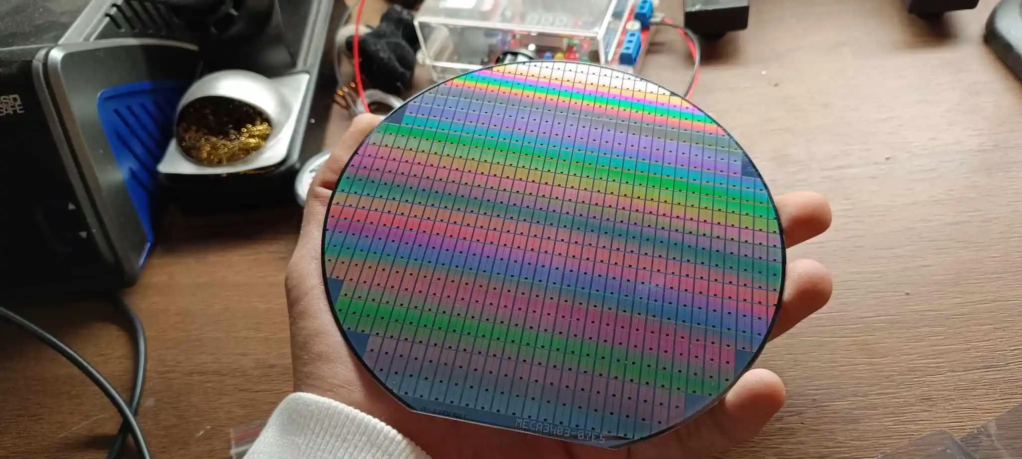 Silisyum Wafer: Modern Elektroniğin Temelini Oluşturan Yarı İletken Diskler