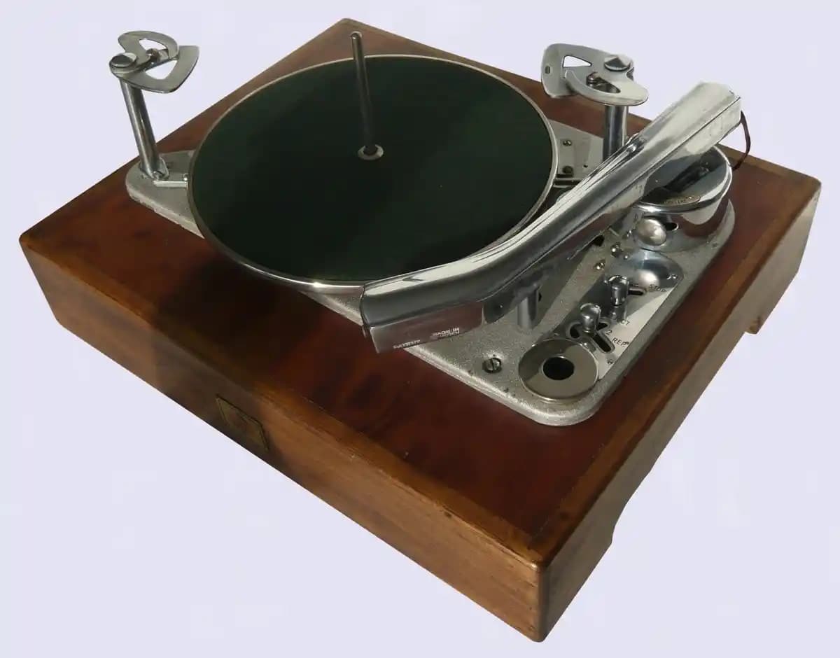 Elektrikli Gramofonlar: Retro Şıklık ve Modern Teknolojinin Buluşması