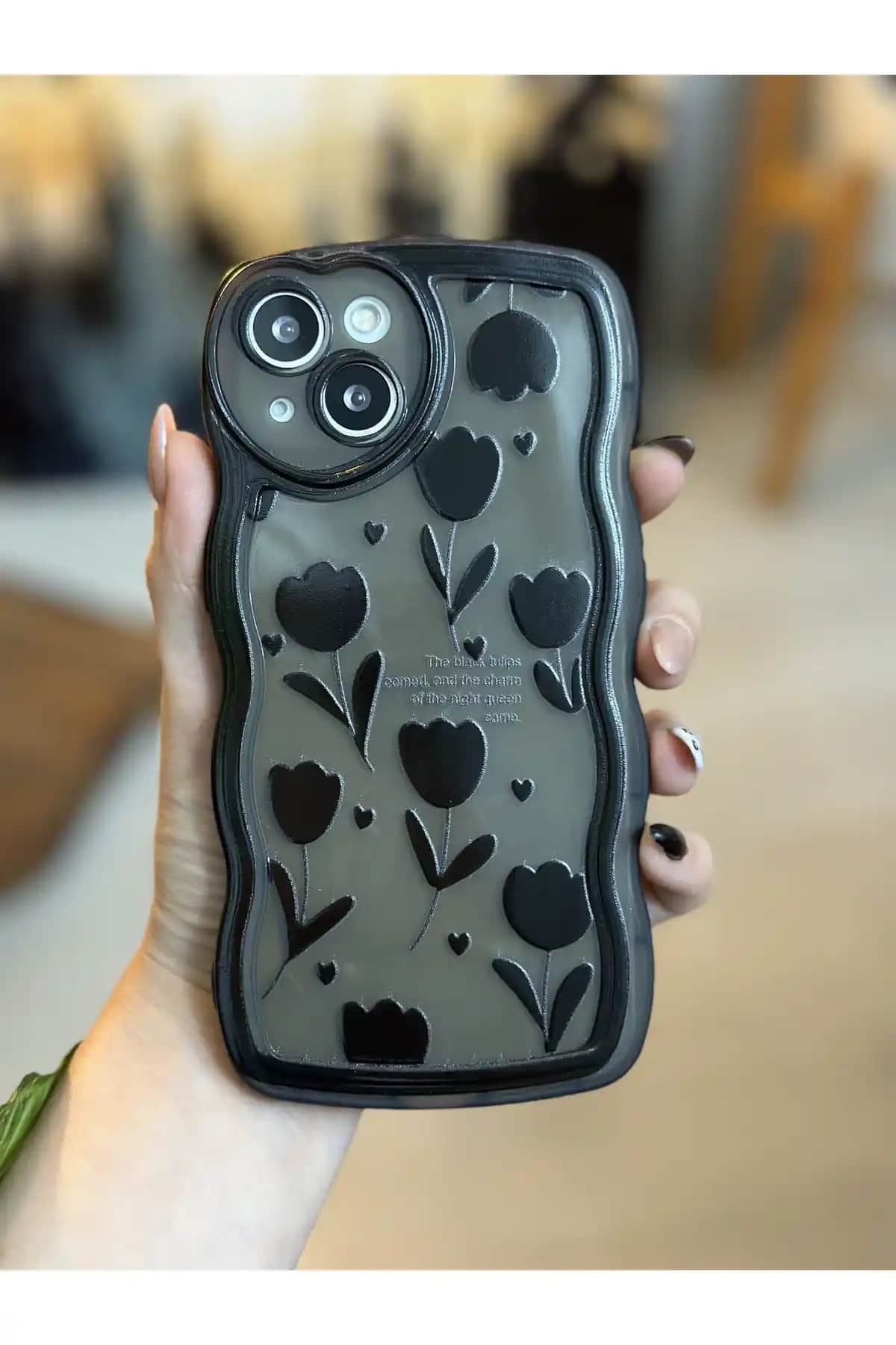 Go Aksesuar Siyah Lale Desenli iPhone 13-14 Uyumluluğu ile Estetik ve Koruma Sunan Kılıf