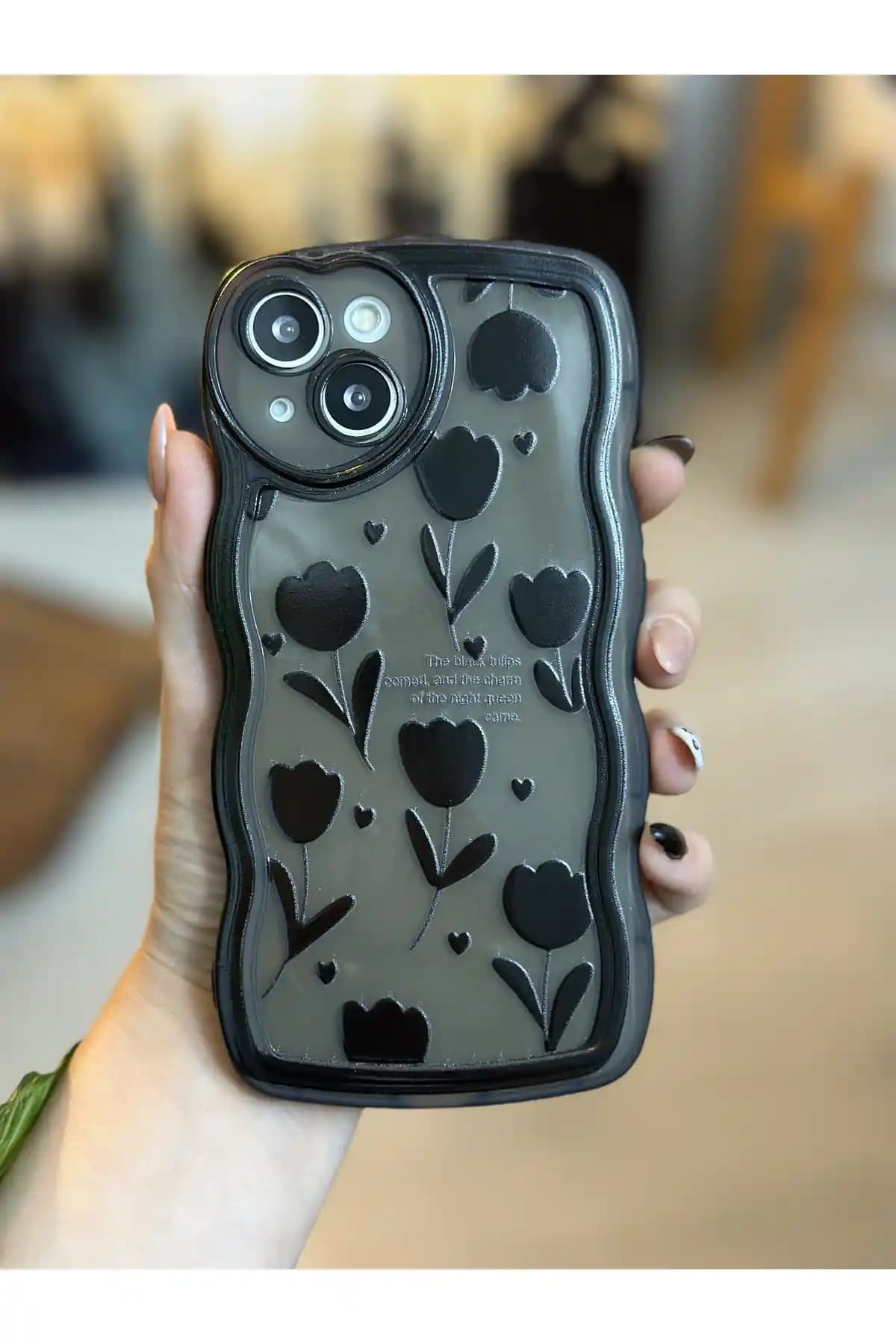 Go Aksesuar Siyah Lale Desenli iPhone 13-14 Uyumluluğu ile Estetik ve Koruma Sunan Kılıf